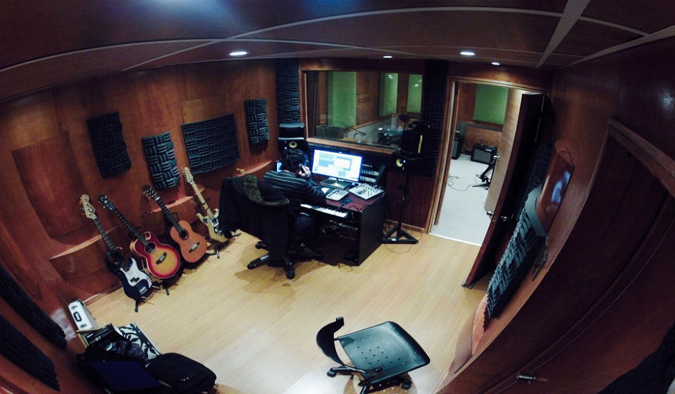 Detalle de guitarras en espera