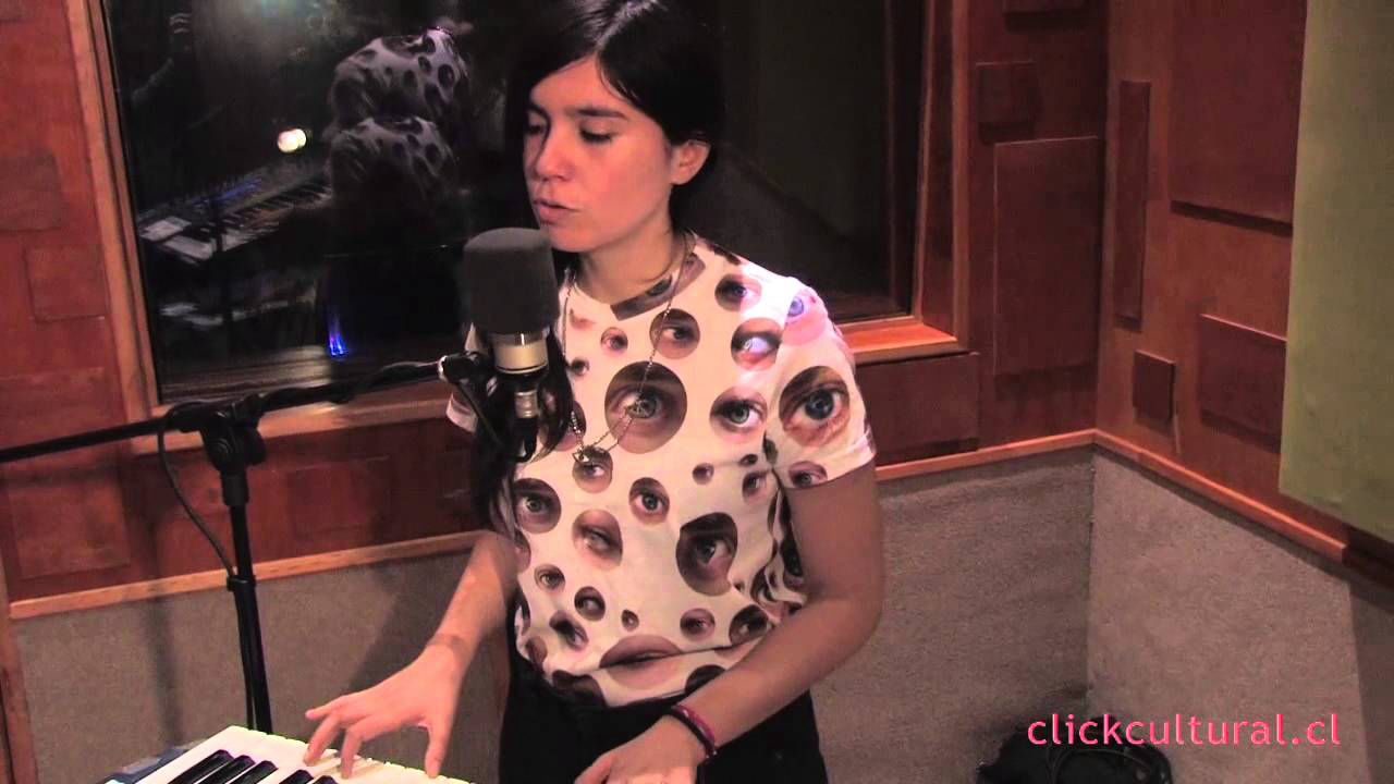 Javiera interpretando voces